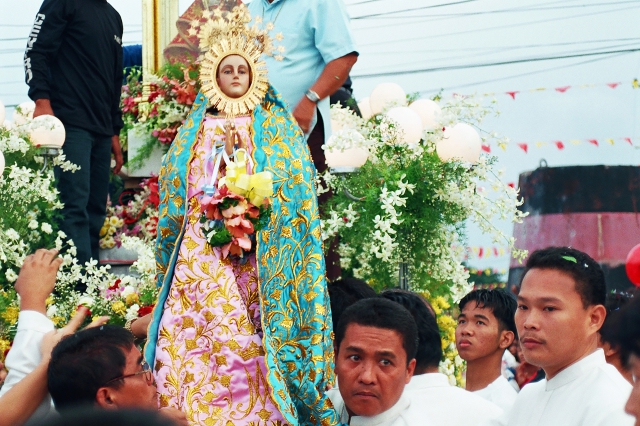 Transferring the image of the Holy Mary during the Sinulog festival